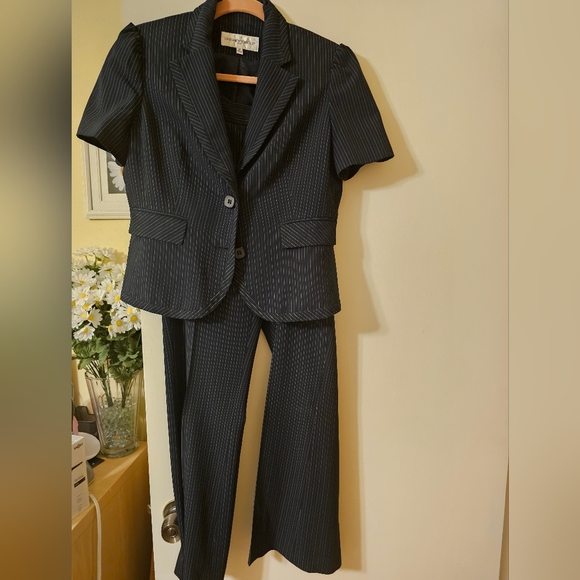 Jones New York 2-Piece Short Sleeved Suit - 8p - Picture 1 of 8